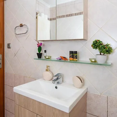 Penthouse In Quiet Neighborhood Near Sandy Daire