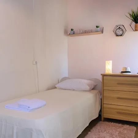 Penthouse In Quiet Neighborhood Near Sandy Apartment