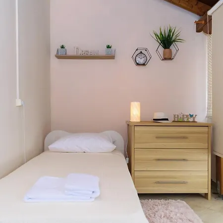 Penthouse In Quiet Neighborhood Near Sandy *