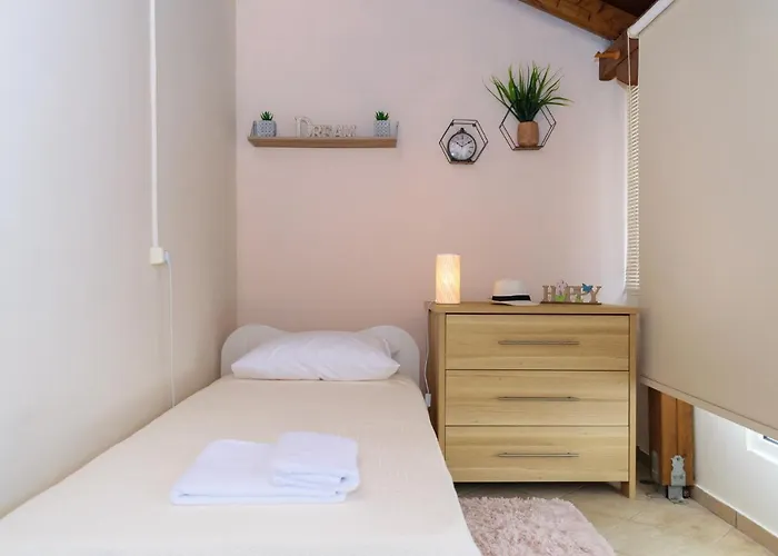 Penthouse In Quiet Neighborhood Near Sandy *