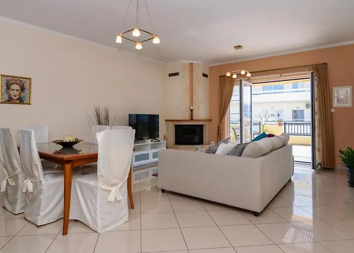 Penthouse In Quiet Neighborhood Near Sandy La Canea